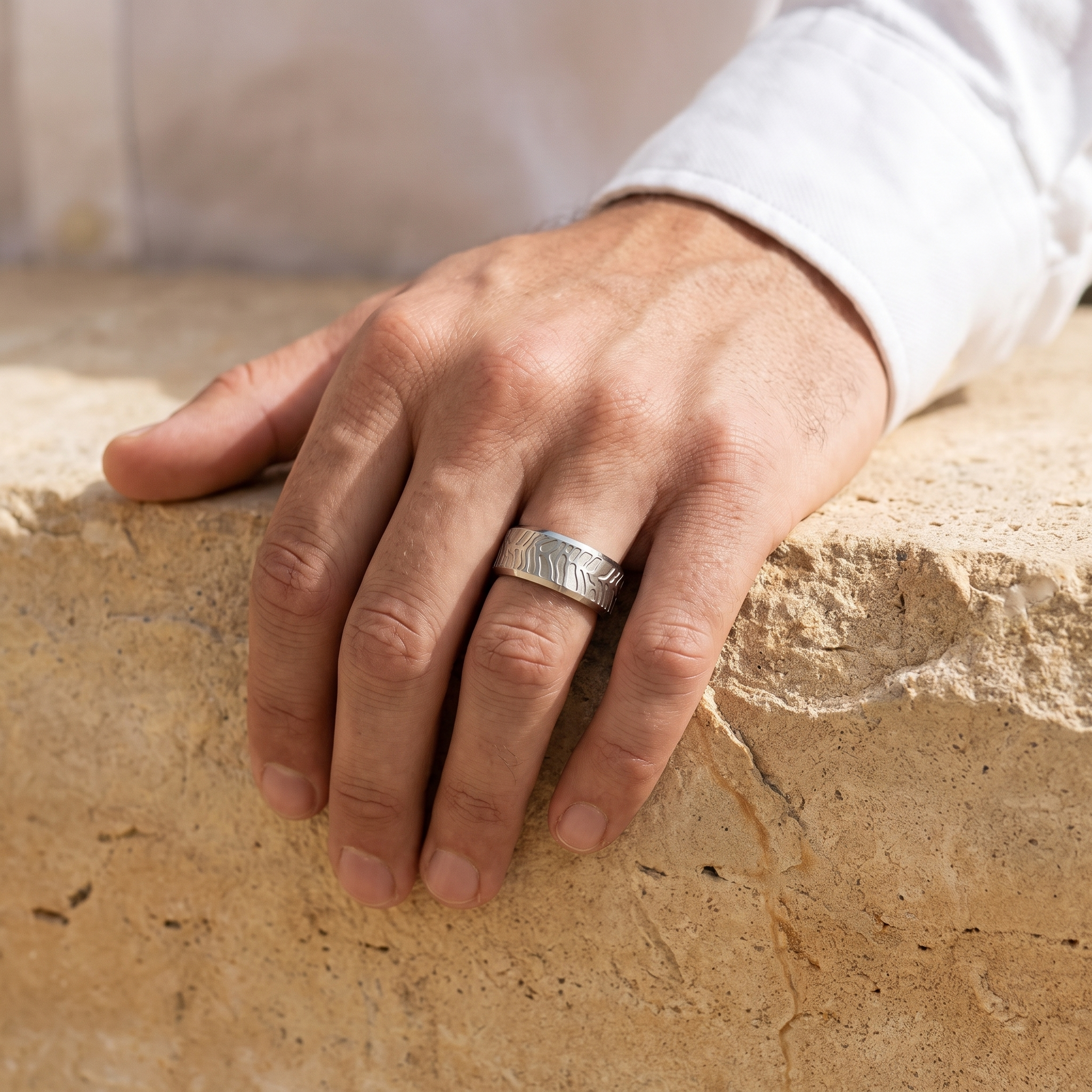 Ring aus Edelstahl von STYLE4HIM an der Hand