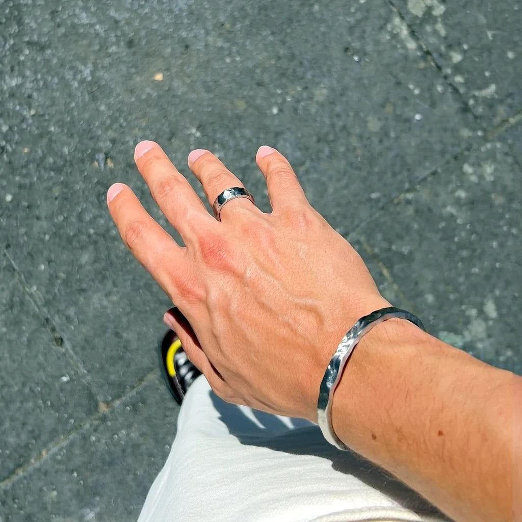 Herrenschmuck von STYLE4HIM – Armreif und Ring aus Edelstahl am Handgelenk getragen