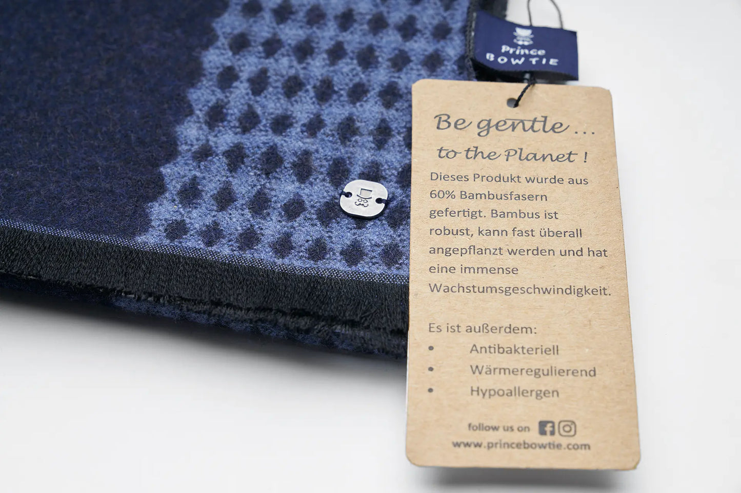 (Dunkelblau) Herrenschal Bambusfasern – Detailansicht Prince Bowtie Label