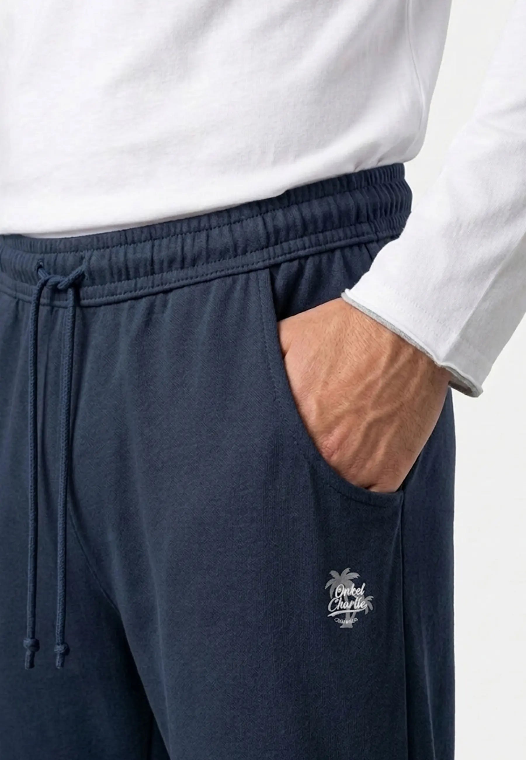 (Dunkelblau) Herren Lounge Hose – Detail Bund, Kordelzug und Seitentasche