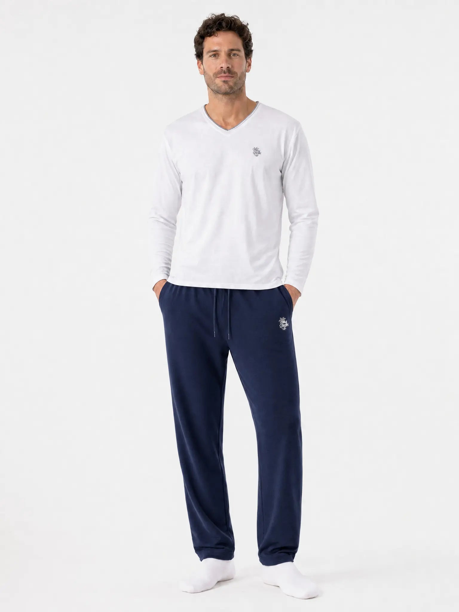 (Weiß) Lounge Shirt Herren am Model in entspannter Pose