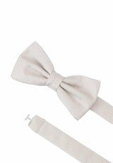 (Beige) Detailansicht Seidenfliege mit Feinstruktur und Größenband