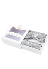 (Silber) Fliege Einstecktuch Set Sterlington – Geschenkbox schräg geöffnet