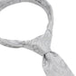 (Silber) Hochzeitskrawatte Paisley Seide – Detailansicht gebundener Knoten