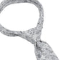 (Silber) Hochzeitskrawatte Floral Seide – Detailansicht gebundener Knoten