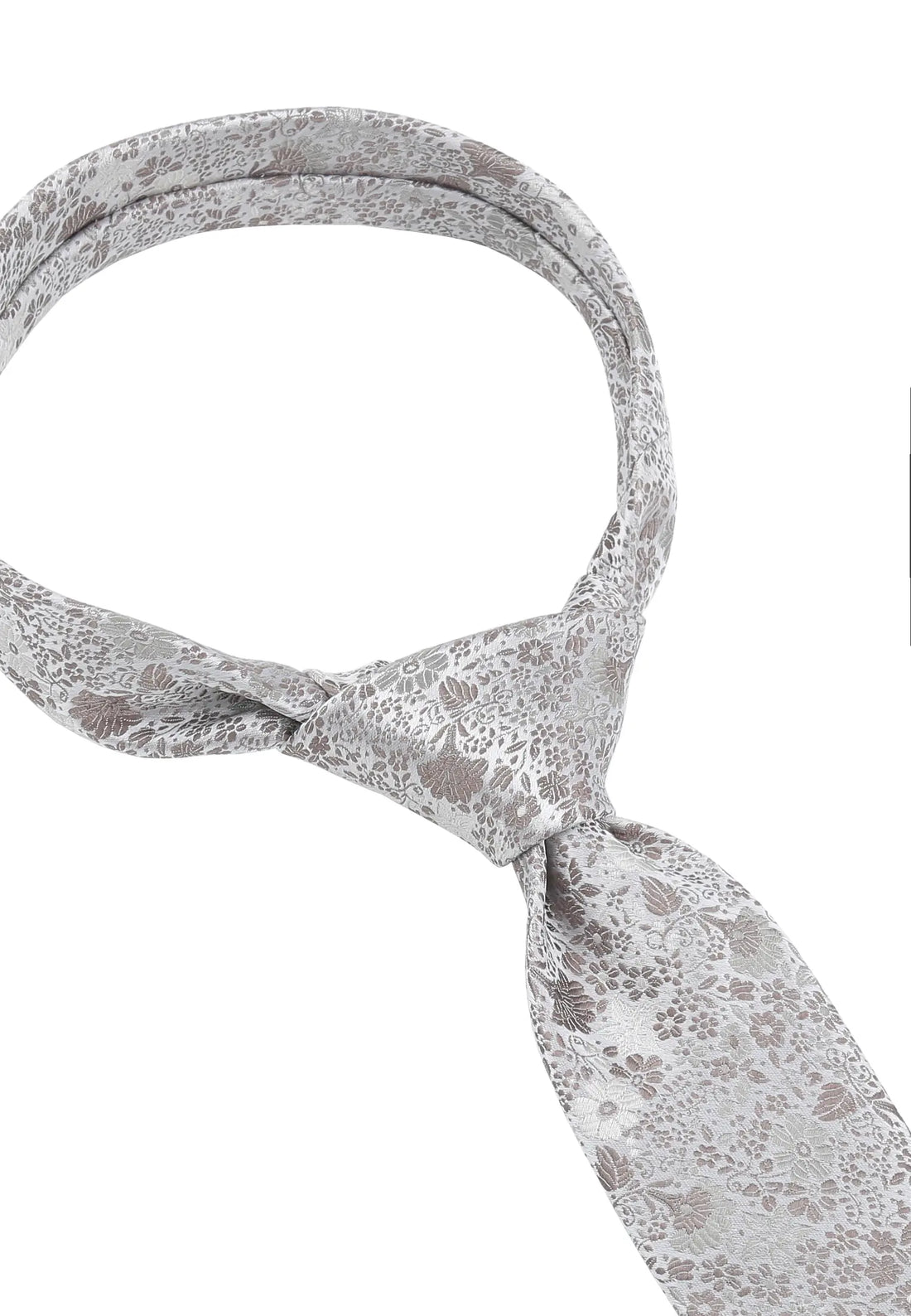 (Taupe) Hochzeitskrawatte Floral Seide – Detailansicht gebundener Knoten