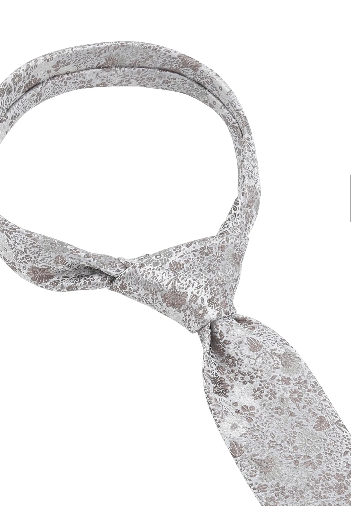 (Taupe) Hochzeitskrawatte Floral Seide – Detailansicht gebundener Knoten