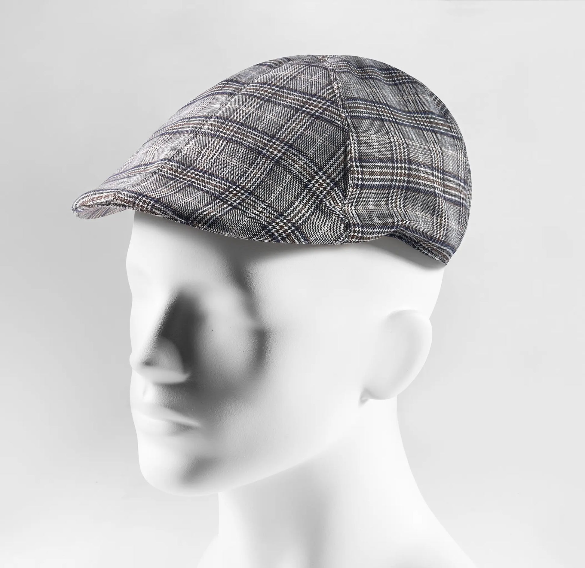 (Grau) Schiebermütze für Herren im Flat-Cap Stil mit Karo-Muster auf Kopfmodell, Seitenansicht