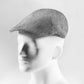 (Grau) Schiebermütze Herren Leinen – Flat Cap seitliche Ansicht auf Mannequin
