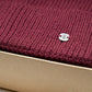 (Rot) Herrenschal Mütze Set Wolle – Detailansicht Logo-Pin in Box
