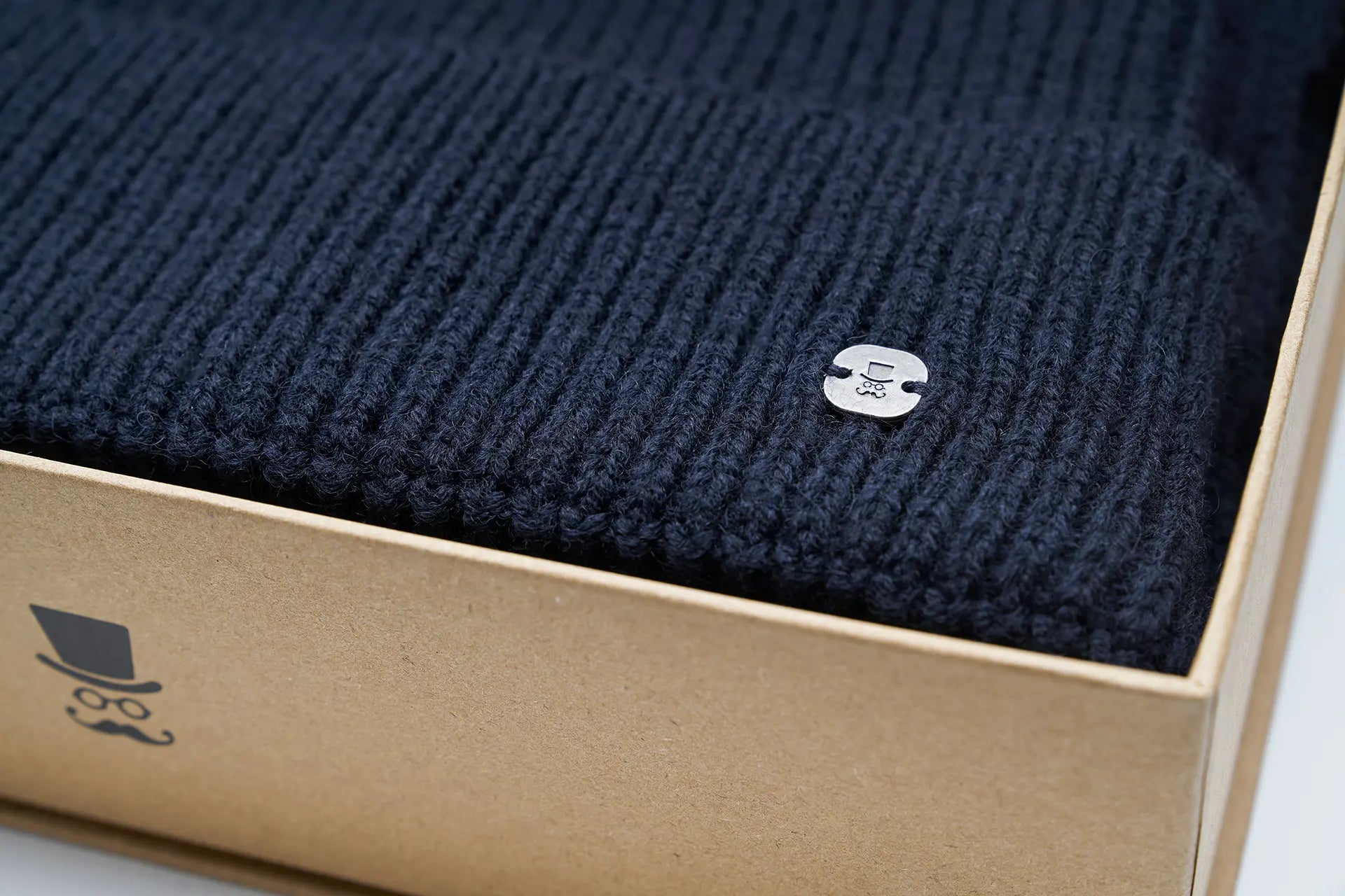 (Dunkelblau) Herrenschal Mütze Set Wolle – Detailansicht Logo-Pin in Box