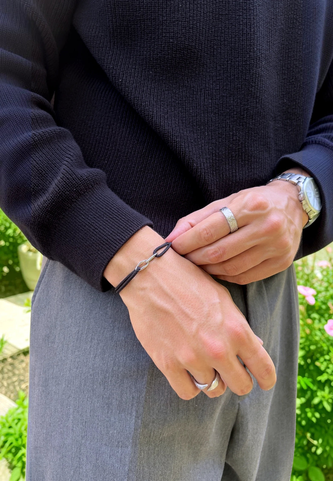 (Schwarz) Armband aus Edelstahl & Seil – Amalfi am Handgelenk getragen