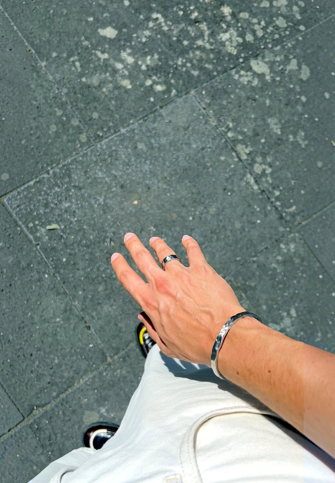 (Silber) Ring aus Edelstahl – Riva am Finger getragen