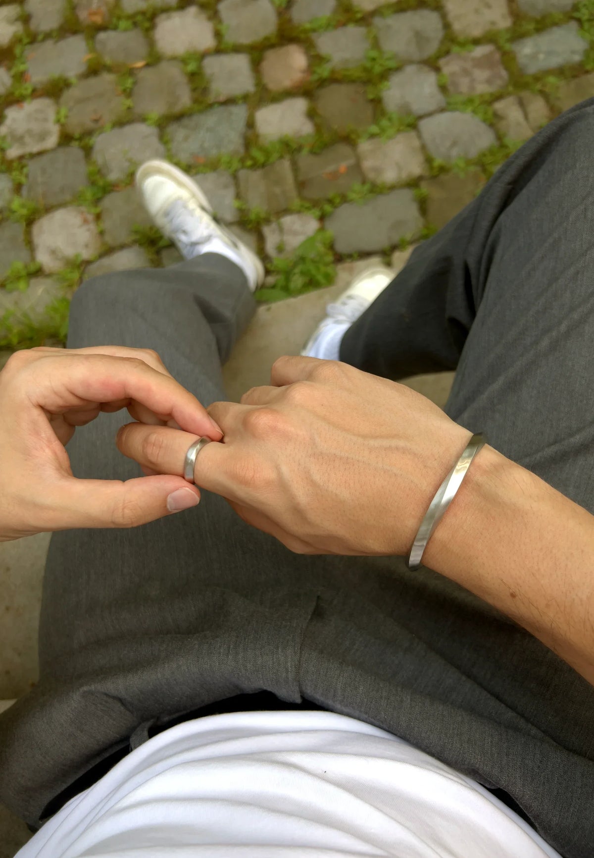 (Silber) Ring aus Edelstahl – Regent am Finger getragen