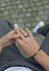 (Gun Metal) Ring aus Edelstahl – Riva am Finger getragen