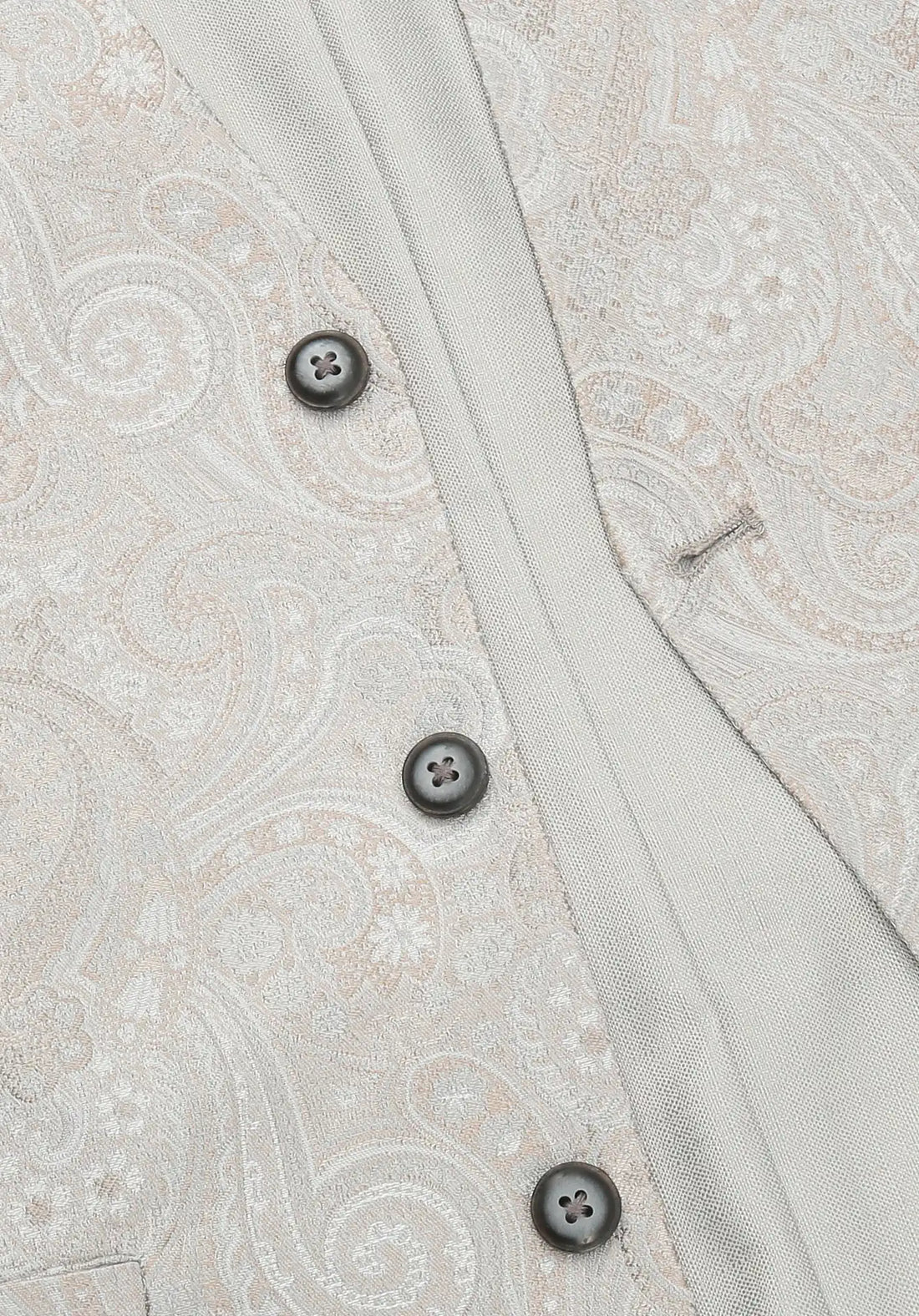 (Beige) Hochzeitsweste Herren Paisley – Detailansicht Knöpfe und Paisley-Muster