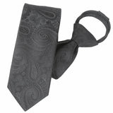 (Schwarz Paisley) Zip-Trauerkrawatte schräg fotografiert, schwarze Krawatte mit Paisley-Muster und Schlaufe