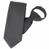 (Schwarz Würfelmuster) Zip-Trauerkrawatte schräg fotografiert, schwarze Krawatte mit Würfelmuster und Schlaufe