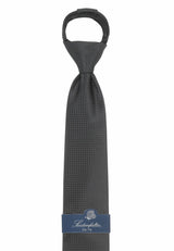 (Schwarz Würfelmuster) Detail Knoten der Zip-Trauerkrawatte, vorgebundenes Design in Schwarz mit Würfelmuster