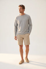 (Grau meliert) GAVILAN Soa Sweater – getragen mit Shorts und Loafern