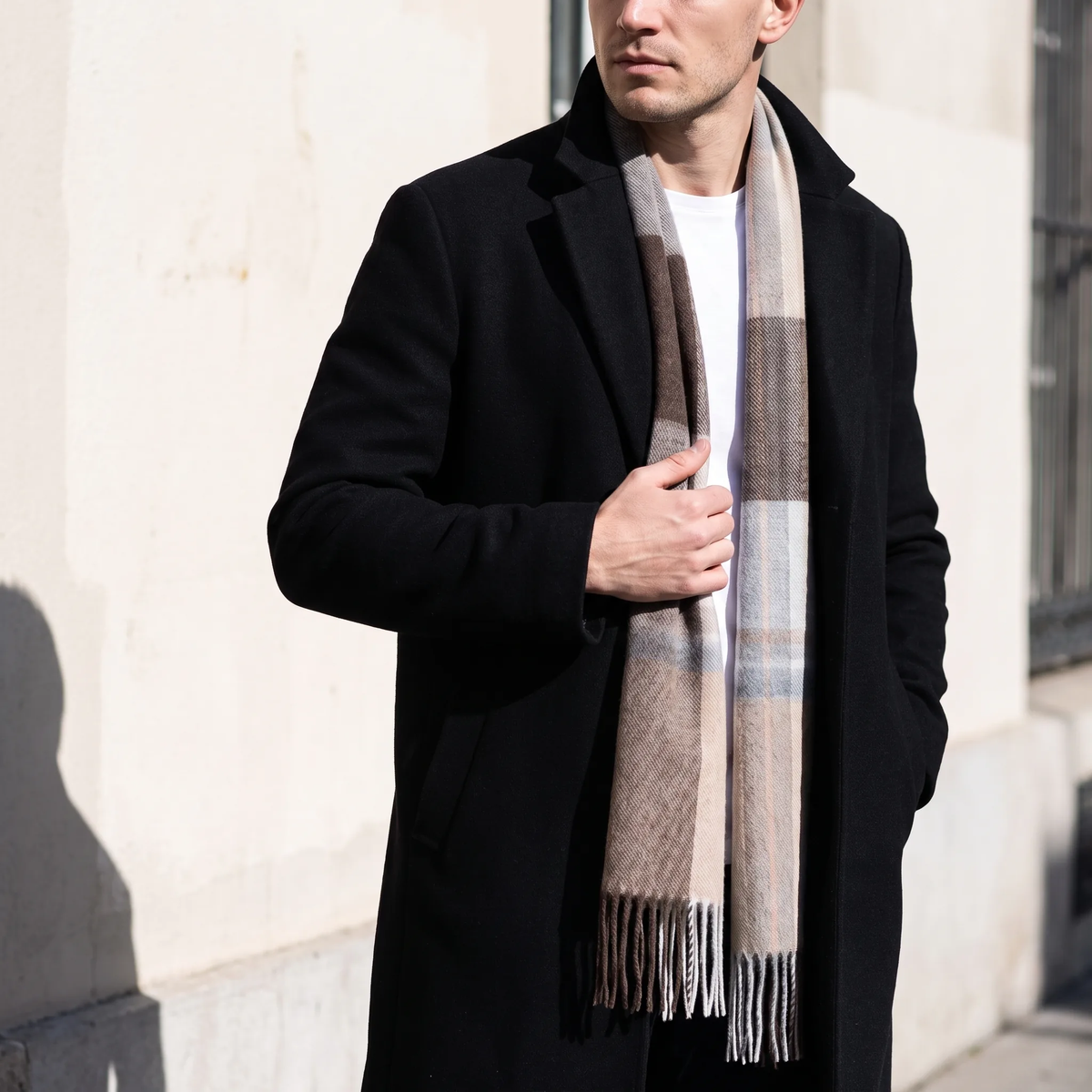 STYLE4HIM Kaschmirschal zu schwarzem Mantel vor heller Wand
